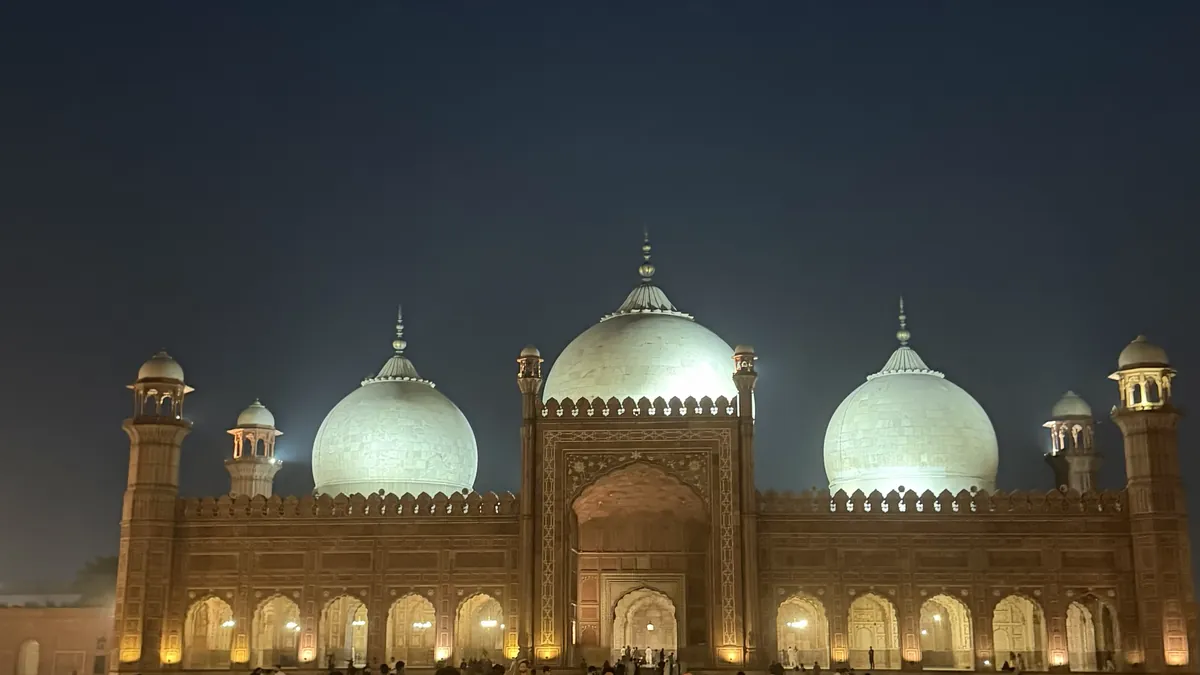夜里的巴德夏希清真寺,拉合尔 · Badshahi Mosque at night, Lahore
