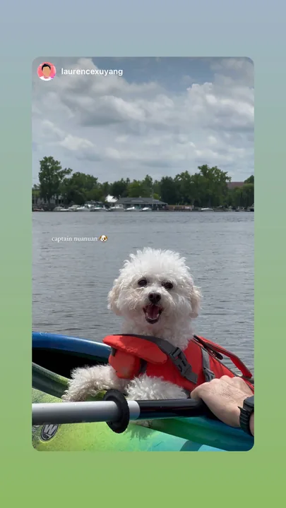 暖暖 in a red life vest in a kayak