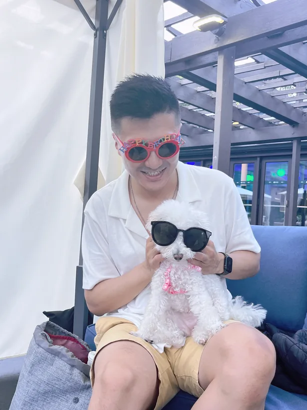 暖暖 wearing heart-shaped sunglasses on a train